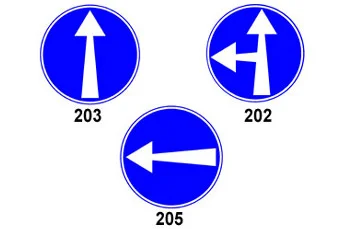 שלושה תמרורים ממוספרים. 203 — עיגול כחול ובו חץ לבן ישר למעלה. 202 — עיגול כחול ובו חץ לבן המתפצל ישר ושמאלה. 205 — עיגול כחול ובו חץ לבן ישר שמאלה.